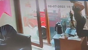 İş yerine yılan girdi, çalışan masaya çıktı