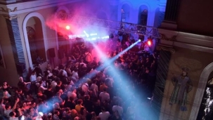 İzmir'deki kilisede içkili parti! Belediyeye tepki