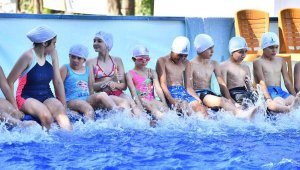 İzmir'de 7 mahalleye çocuklar için portatif havuz kuruldu