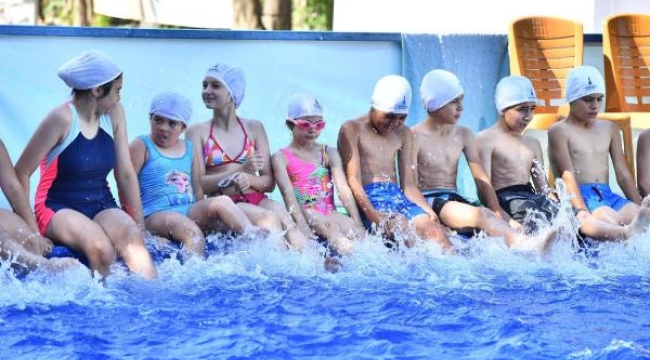 İzmir'de 7 mahalleye çocuklar için portatif havuz kuruldu