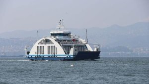 İzmir'de şiddetli rüzgar yüzünden arabalı vapur seferleri durdu