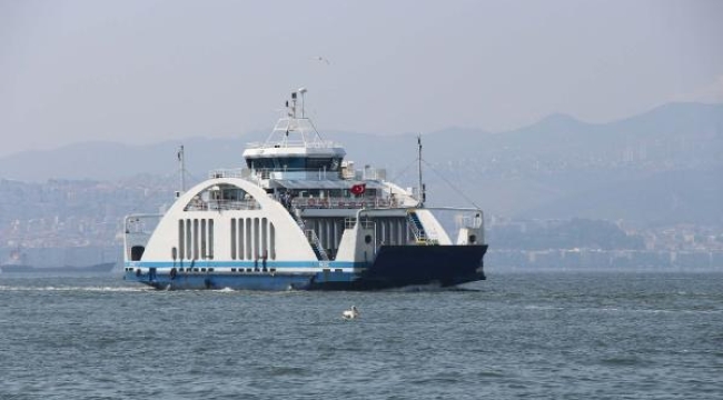 İzmir'de şiddetli rüzgar yüzünden arabalı vapur seferleri durdu