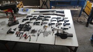 İzmir'de silah imalathanesine baskın