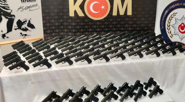 İzmir'de silah satıcılarına baskın