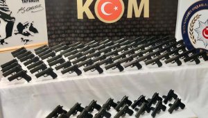 İzmir'de silah satıcılarına baskın