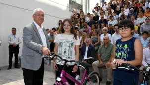 Karabağlar Belediyesi'nden başarılı öğrencilere bisiklet armağanı