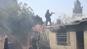 Karabağlar'da market deposunda yangın