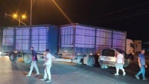 Kavşakta hafif ticari araç, TIR'a çarptı; 9 yaralı