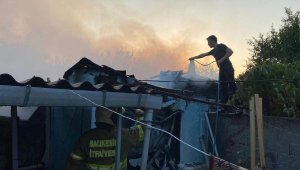 Kerpiç evde çıkan yangın iki eve daha sıçradı