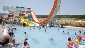 Kınıklı çocuklar, Aquapark'ta yüzme öğreniyor