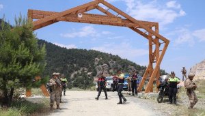 Komandolar yangın riskine karşı orman nöbetinde