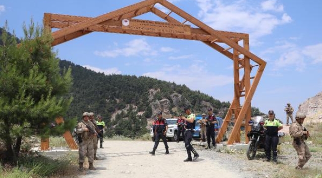 Komandolar yangın riskine karşı orman nöbetinde