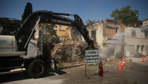 Konak Belediyesi, etrafa tehlike saçan iki binanın yıkımını yaptı