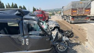 Kum yüklü kamyonete çarpan sürücü öldü