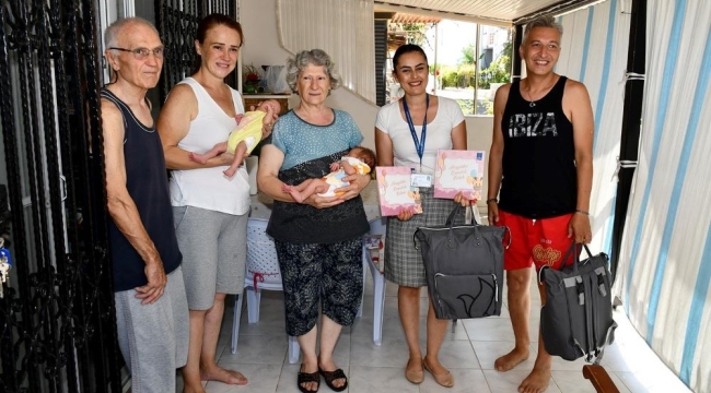Kuşadası Belediyesi, 'Hoş Geldin Bebek' ziyaretlerini sürdürüyor