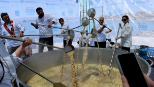 Kuşadası Sokak Festivali'nde dev kazan dostluk için kaynadı