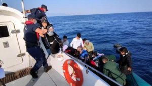 Kuşadası'nda Yunan unsurlarında geri itilen 20 kaçak göçmen kurtarıldı