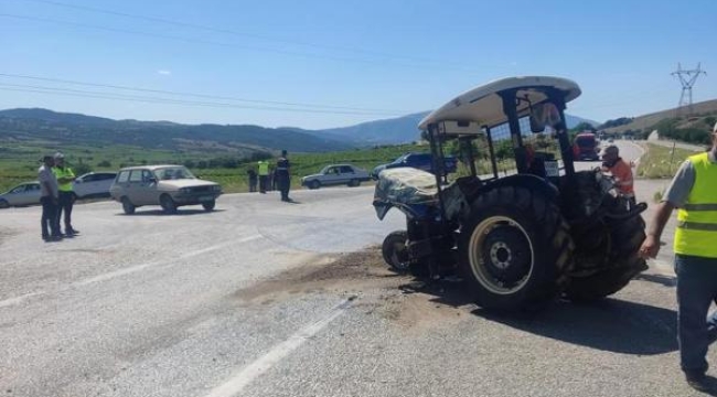 Manisa'da otomobil ile traktör çarpıştı: 4'ü çocuk 7 yaralı