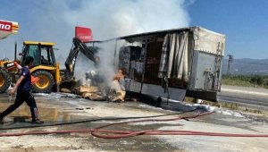 Manisa'da seyir halindeki TIR'ın dorsesi yandı