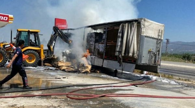 Manisa'da seyir halindeki TIR'ın dorsesi yandı