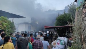 Marangoz atölyesinde çıkan yangın otomobile de sıçradı