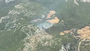 Milas'ta orman yangını sarp arazide sürüyor
