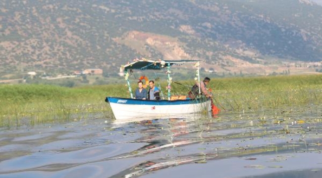 Nilüferleri ile ünlü Işıklı Gölü'nü 30 bin kişi ziyaret etti