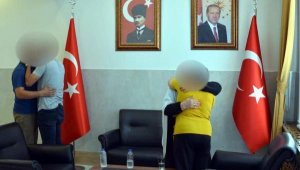 Örgütten kaçıp teslim olan 2 terörist, Aydın'da aileleri ile buluşturuldu