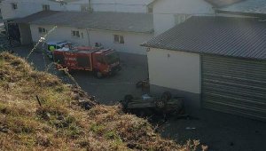 Otomobil, fabrika bahçesine uçtu; 2 ölü