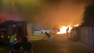 Otomobilde çıkan yangın, 2 araç ve depoya sıçradı