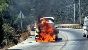 Otomobildeki yangın, ormana sıçramadan söndürüldü