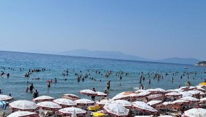 Sıcak hava bunalttı; Kuşadası'nda plajlar doldu