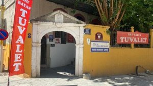 Tarihi caminin duvarlarına 'tuvalet' afişleri