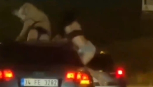 Trafikte iç çamaşırlarıyla aracın üzerinde dans