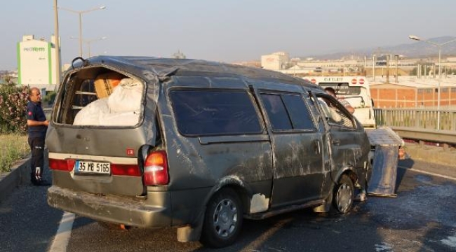 Turgutlu'da bankete çarpan minibüs devrildi