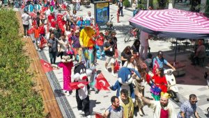 Uşak Belediyesi 5'inci Uluslararası Tiyatro Festivali kortej yürüyüşüyle başladı