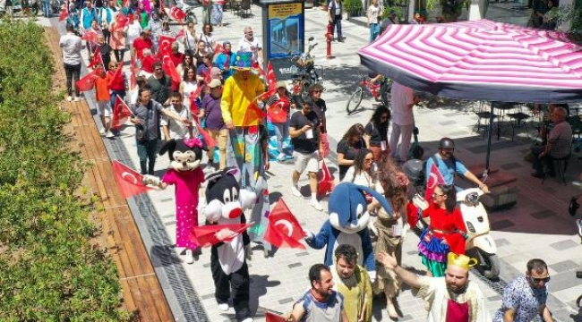 Uşak Belediyesi 5'inci Uluslararası Tiyatro Festivali kortej yürüyüşüyle başladı