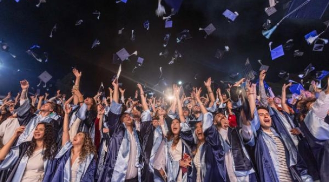 Yaşar Üniversitesi'nde mezuniyet heyecanı