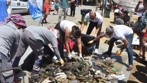 Yediler, içtiler atıp gittiler! Deniz dibinden 200 kilo atık çıkarıldı