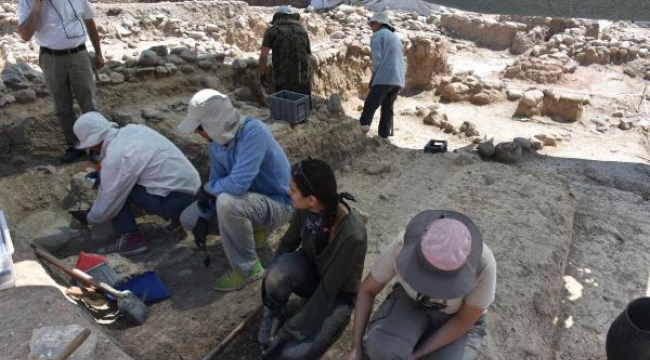 İzmir'de yapılan kazıda 8 bin yıllık 'sayı taşı' ve 'balta' bulundu