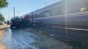 Ödemiş'te yolcu treni, traktöre çarptı: 4 yaralı