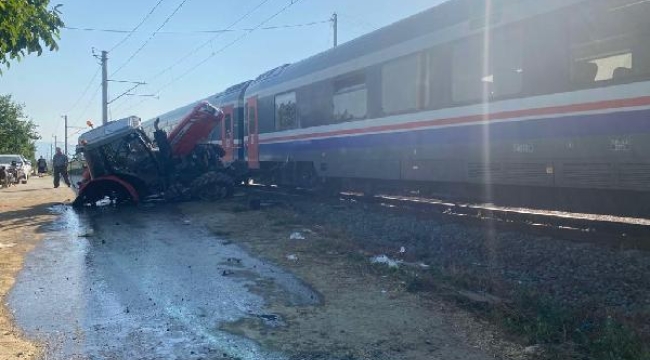 Ödemiş'te yolcu treni, traktöre çarptı: 4 yaralı