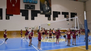 Yüzlerce çocuk Kuşadası'nda ücretsiz kurslarda spor yapıyor