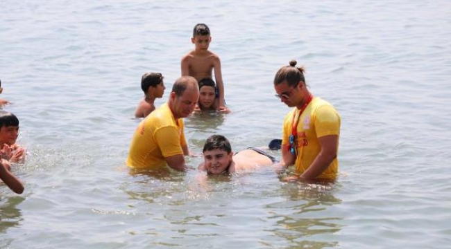 14 yaşındaki kas hastası Hilmi Nuri, ilk kez denize girdi