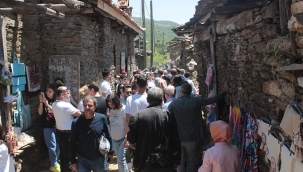 8 kişinin yaşadığı köye yüzlerce turist geldi