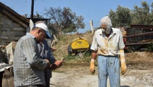Alevlerin sardığı ahırdan hayvanlarını kurtarmak isterken ölümden döndü