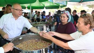 Başkan Ergün, iki mahallede aşure dağıttı