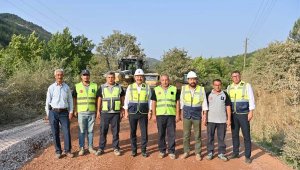 Başkan Yılmaz'dan sıcakta asfalt serimi yapan işçilere ikram