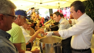 Bergama Belediye Başkanı Koştu, vatandaşa aşure dağıttı