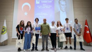 Buca'da gençlerin katıldığı Bilim Yaz Kampı sona erdi